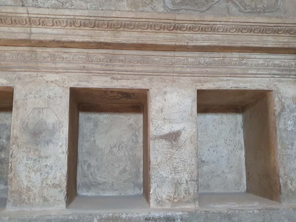 VII.1.8 Pompeii July 2021. Scratched graffiti in women�s changing room 11.
Foto Annette Haug, ERC Grant 681269 D�COR

