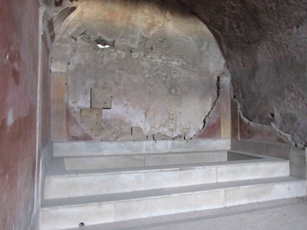 VII.1.8 Pompeii. December 2007. Marble pool at east end of calidarium 9 in women’s baths.