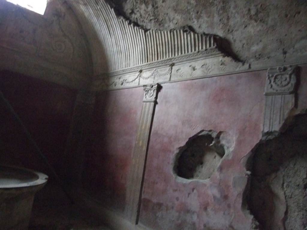 VII.1.8 Pompeii. December 2007. North wall and ceiling stucco showing hollow wall in caldarium 9 of women’s baths.