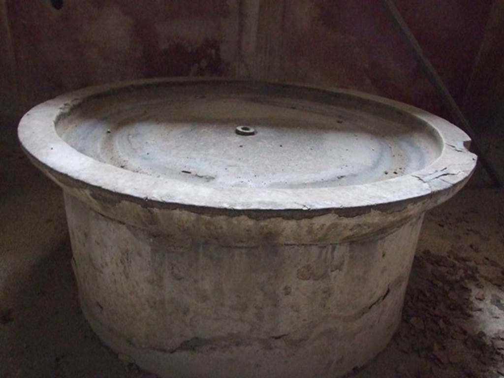 VII.1.8 Pompeii. December 2007. Labrum in caldarium 9 of women’s baths. A labrum was a circular basin, often on a stand, which supplied running water. It was generally located in the apsidal vault of the caldarium of the baths.