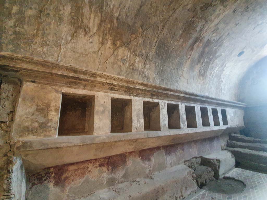 VII.1.8 Pompeii. July 2021. Looking west along south wall in women’s apodyterium (changing room) 11.
Foto Annette Haug, ERC Grant 681269 DÉCOR