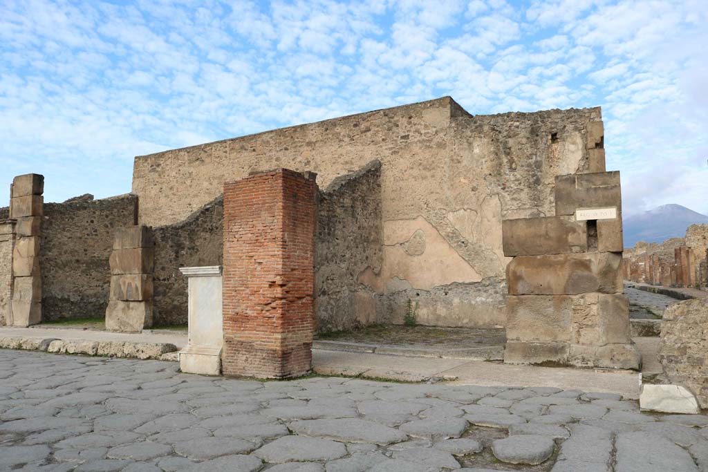 VII.1.12, Pompeii, centre right, is linked to VII.1.13 on Via Stabiana, on the right. December 2018.
Looking towards north side of Via dell’Abbondanza, from Holconius’ crossroads. Photo courtesy of Aude Durand.