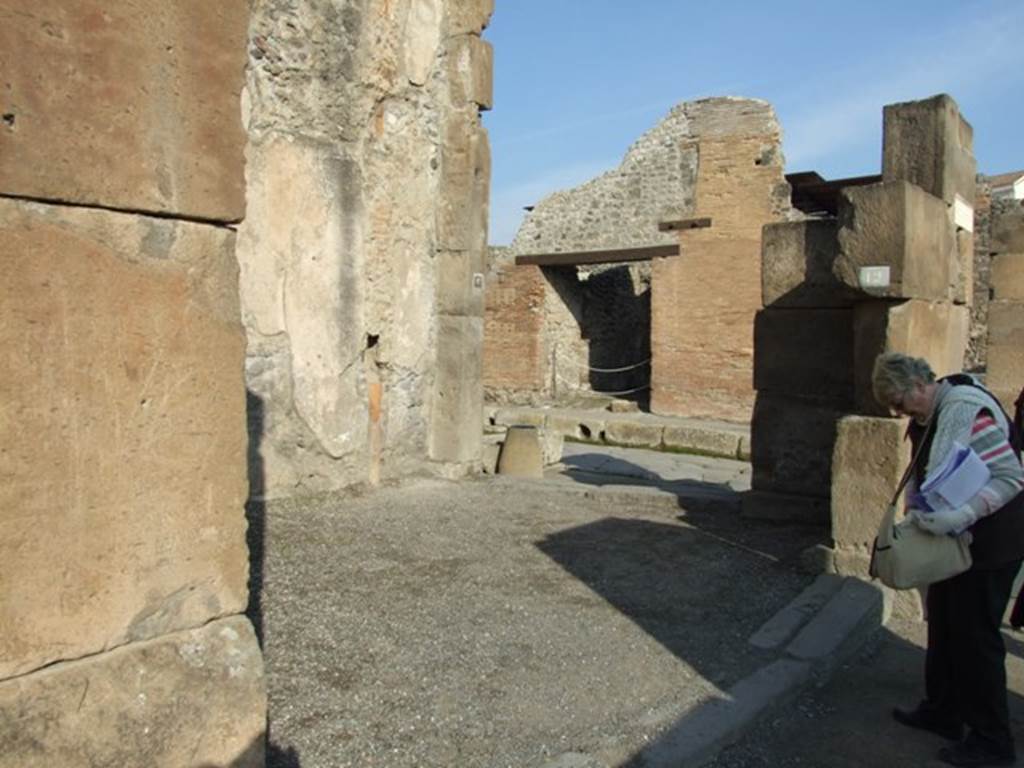 VII.1.12 Pompeii. December 2007. Entrance on Via dell’Abbondanza.
Looking east towards VII.1.13 entrance on Via Stabiana. For graffiti, found in August 1853, between VII.1.11 and 12, pilaster on the left, see VII.1.11.