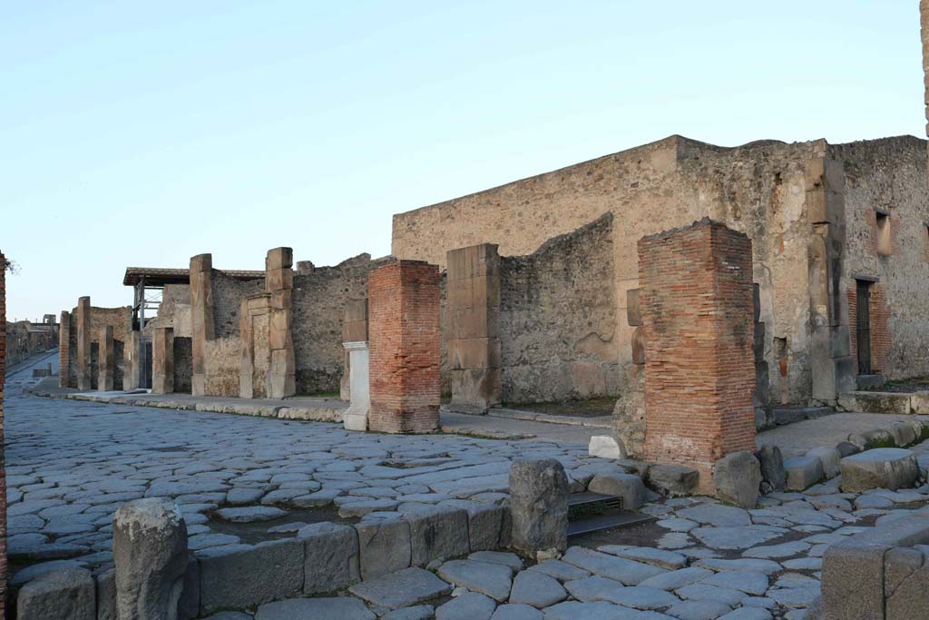 Via dell’Abbondanza, Pompeii, north side. December 2018.
Looking west from Holconius’s crossroads, along VII.1, from VII.1.12/13, on right. Photo courtesy of Aude Durand.