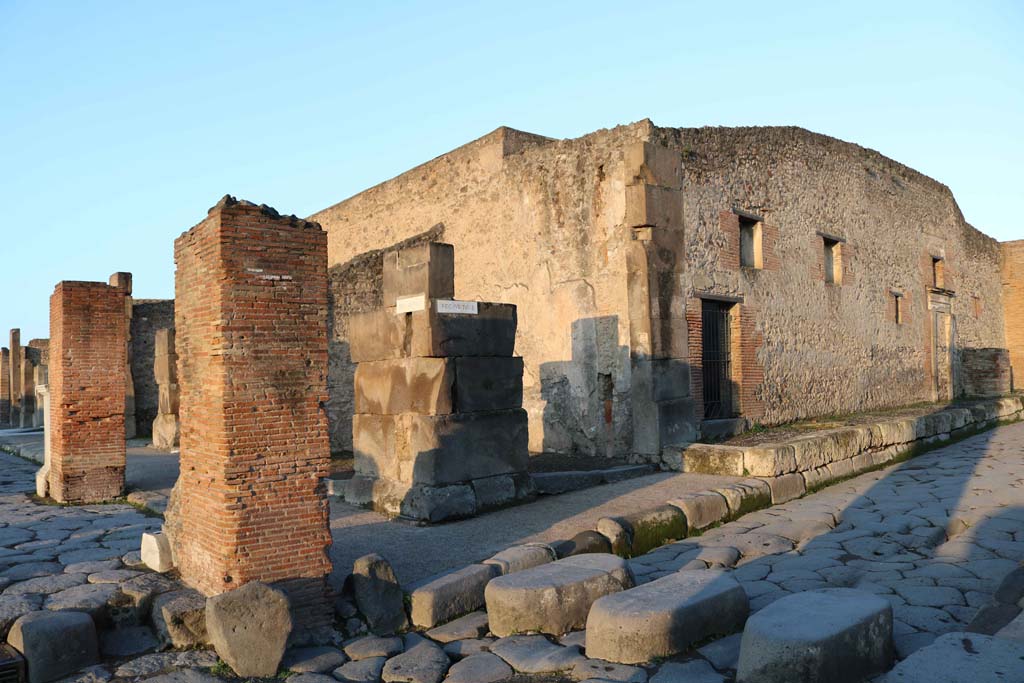 VII.1.13, Pompeii, in centre, on Via Stabiana. December 2018.
Looking west from Holconius’s crossroads towards entrance, also linked to VII.1.12 on Via dell’Abbondanza, on left.
Photo courtesy of Aude Durand.