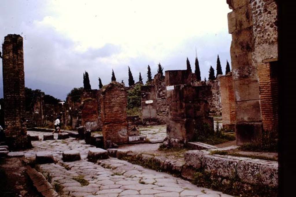 VII.1.13, on right, Pompeii. 1964. Looking south-west from Via Stabiana towards entrance doorway, on right. Photo by Stanley A. Jashemski.
Source: The Wilhelmina and Stanley A. Jashemski archive in the University of Maryland Library, Special Collections (See collection page) and made available under the Creative Commons Attribution-Non Commercial License v.4. See Licence and use details.
J64f0982