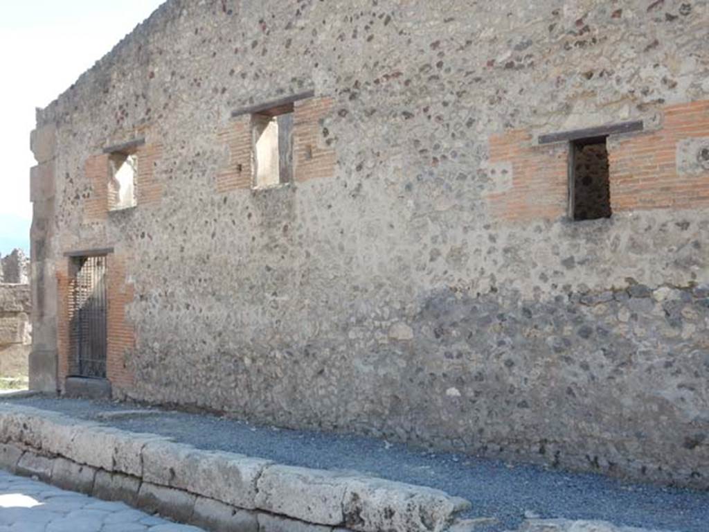 VII.1.14 Pompeii. May 2017. Entrance doorway and side wall of Stabian Baths, on west side of Via Stabiana. Photo courtesy of Buzz Ferebee.