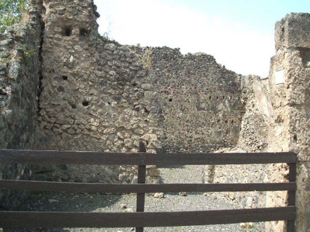 VII.1.21 Pompeii. Shop. May 2005. Entrance. According to Boyce, A small and crude lararium was reported to have been found somewhere here.
In 1937, Boyce said that there remained no indication of its nature.
See Boyce G. K., 1937. Corpus of the Lararia of Pompeii. Rome: MAAR 14. (p.60)