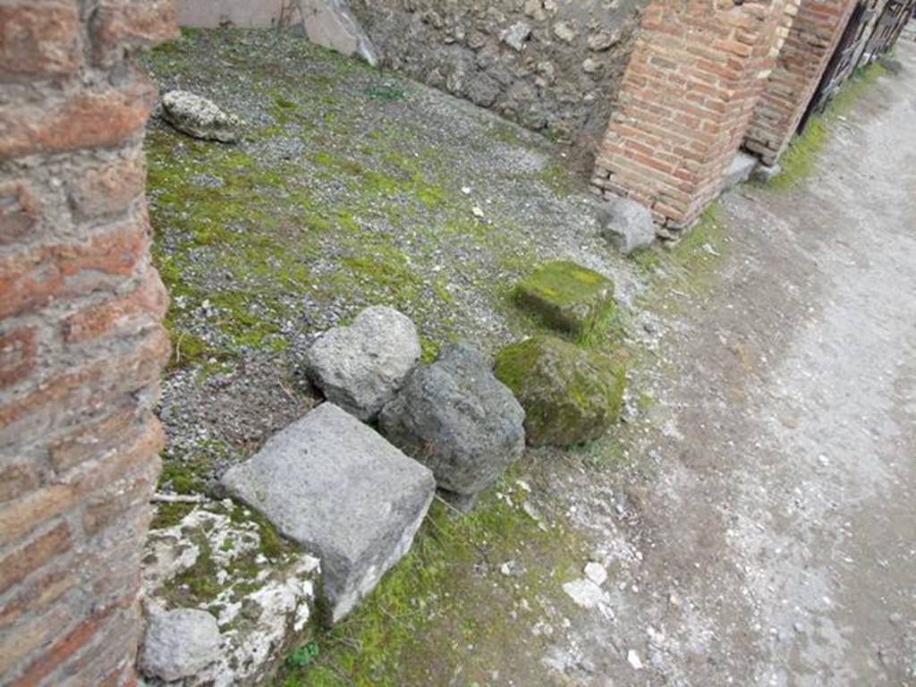 VII.1.24 Pompeii. Shop. December 2007. Front of shop floor adjoining pavement.