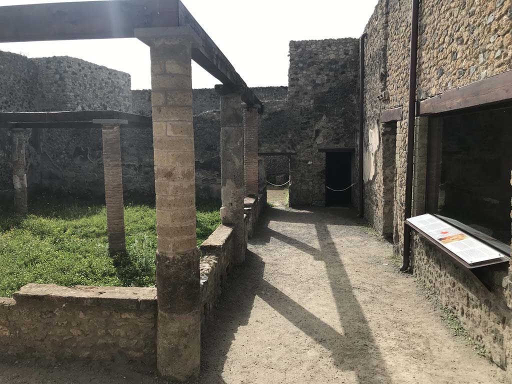 VII.1.47/25 Pompeii. April 2019. Looking south through doorway in south wall of peristyle 31.
Looking south across walled peristyle garden 19 from doorway/steps from peristyle 31 in VII.1.25.
Photo courtesy of Rick Bauer.