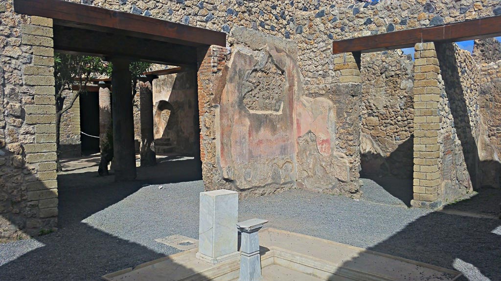 VII.1.25 Pompeii. 2016/2017.
Atrium 24, looking towards north-west corner, with doorway to peristyle 31, on left. Photo courtesy of Giuseppe Ciaramella.