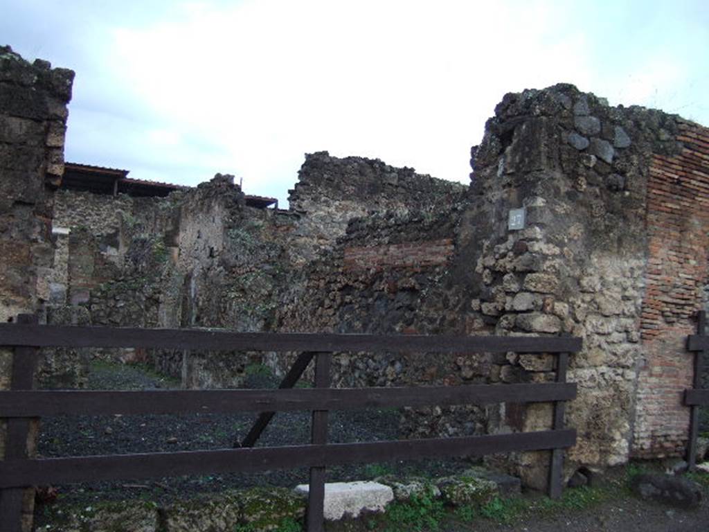 VII.1.27 Pompeii. December 2005. Entrance to shop and dwelling. In May 1852, two human skeletons were found here.
See Fiorelli G., 1862. Pompeianarum antiquitatum historia, Vol. 2: 1819 - 1860, Naples, p. 526.
See Pagano, M. and Prisciandaro, R., 2006. Studio sulle provenienze degli oggetti rinvenuti negli scavi borbonici del regno di Napoli. Naples: Nicola Longobardi. (p.167)