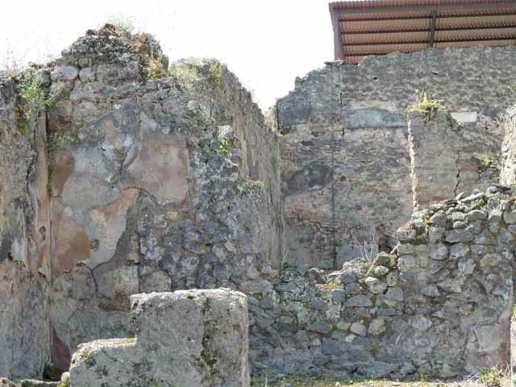 VII.1.27 Pompeii. May 2010. On the west side of the rear room was another room, possibly the triclinium overlooking the small garden.