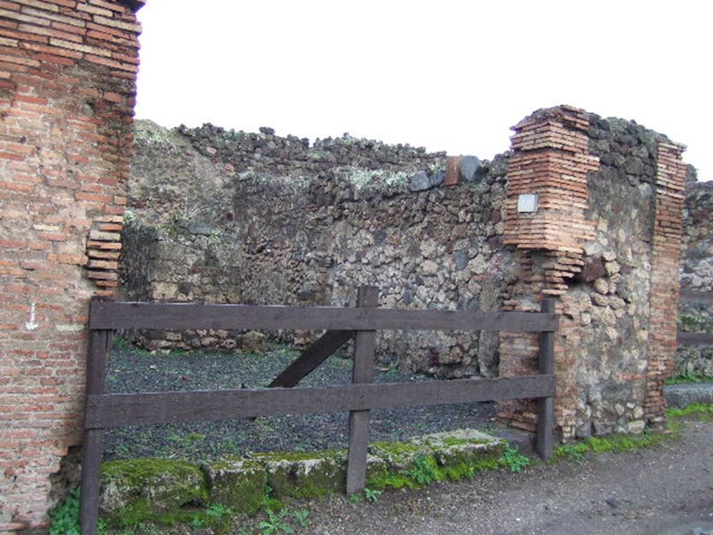 VII.1.31 Pompeii. Repair Shop or Blacksmith. December 2005. Entrance.