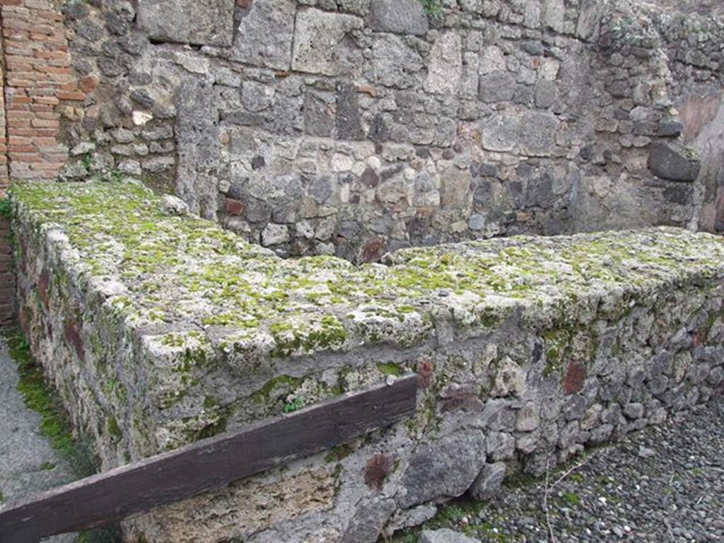 VII.1.32 Pompeii. December 2006. Masonry counter without urns.