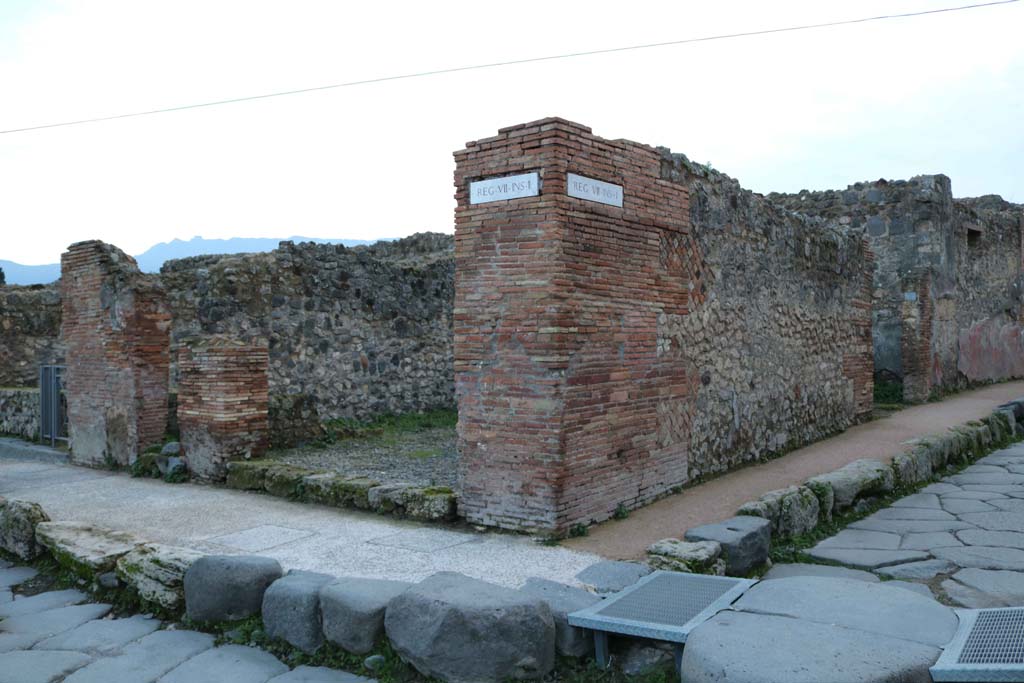 VII.1.34 Pompeii, on corner. December 2018.
South-west corner of junction between Via Stabiana, lower left, and Via degli Augustali, on right. Photo courtesy of Aude Durand.