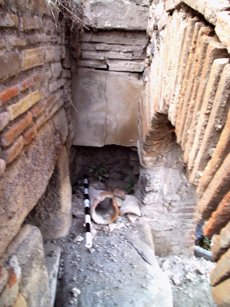 VII.1.36 Pompeii. August 2008. Looking north in oven. Photo courtesy of Jared Benton.