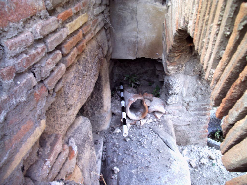 VII.1.36 Pompeii. August 2008. Looking north in oven. Photo courtesy of Jared Benton.