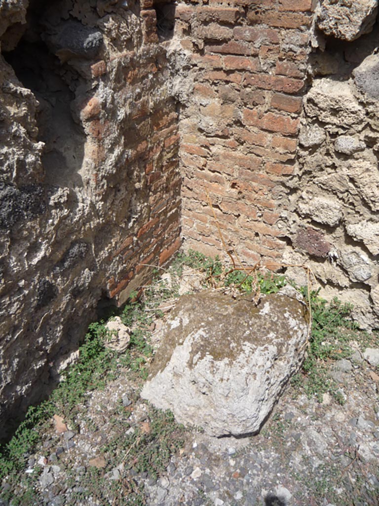 VII.1.36 Pompeii. October 2009. North-west corner of room on east side of entrance corridor.
Photo courtesy of Jared Benton.