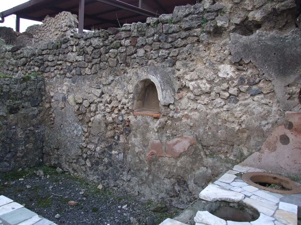VII.1.39 Pompeii. December 2006. West wall with niche at rear of counter.