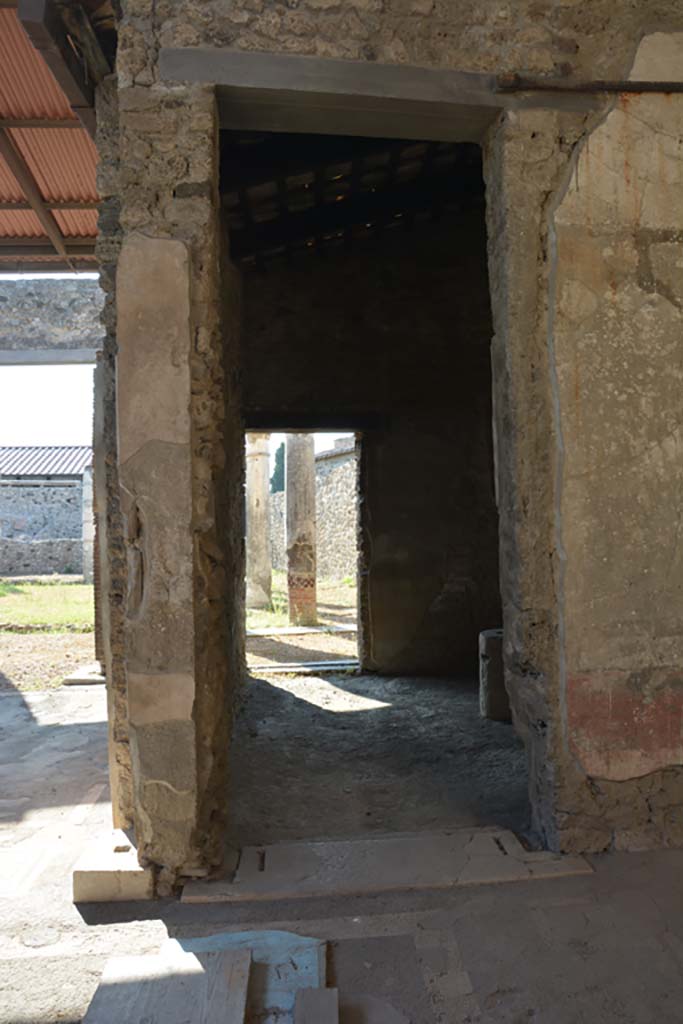 VII.1.40 Pompeii. September 2019.
Doorway to oecus 12 in south wall of west ala 3°, looking towards doorway to north portico of peristyle.
Foto Annette Haug, ERC Grant 681269 DÉCOR.