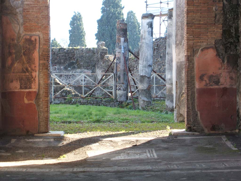 VII.1.40 Pompeii. September 2005. Looking south across tablinum to peristyle.