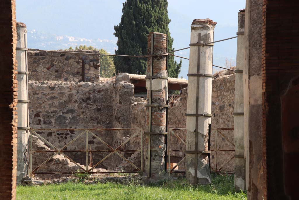 VII.1.40 Pompeii. September 2017. Looking south through tablinum to peristyle. Photo courtesy of Klaus Heese.