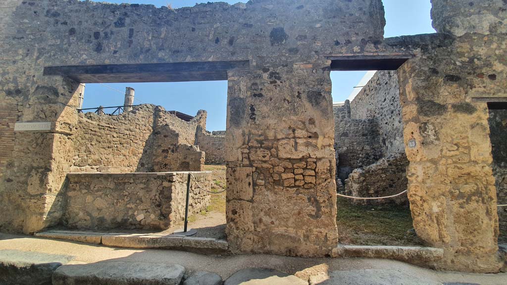 VII.1.44, on left, and VII.1.45, on right, Pompeii. July 2021.
Looking towards entrance doorways on east side of Vicolo del Lupanare.
Foto Annette Haug, ERC Grant 681269 DÉCOR.