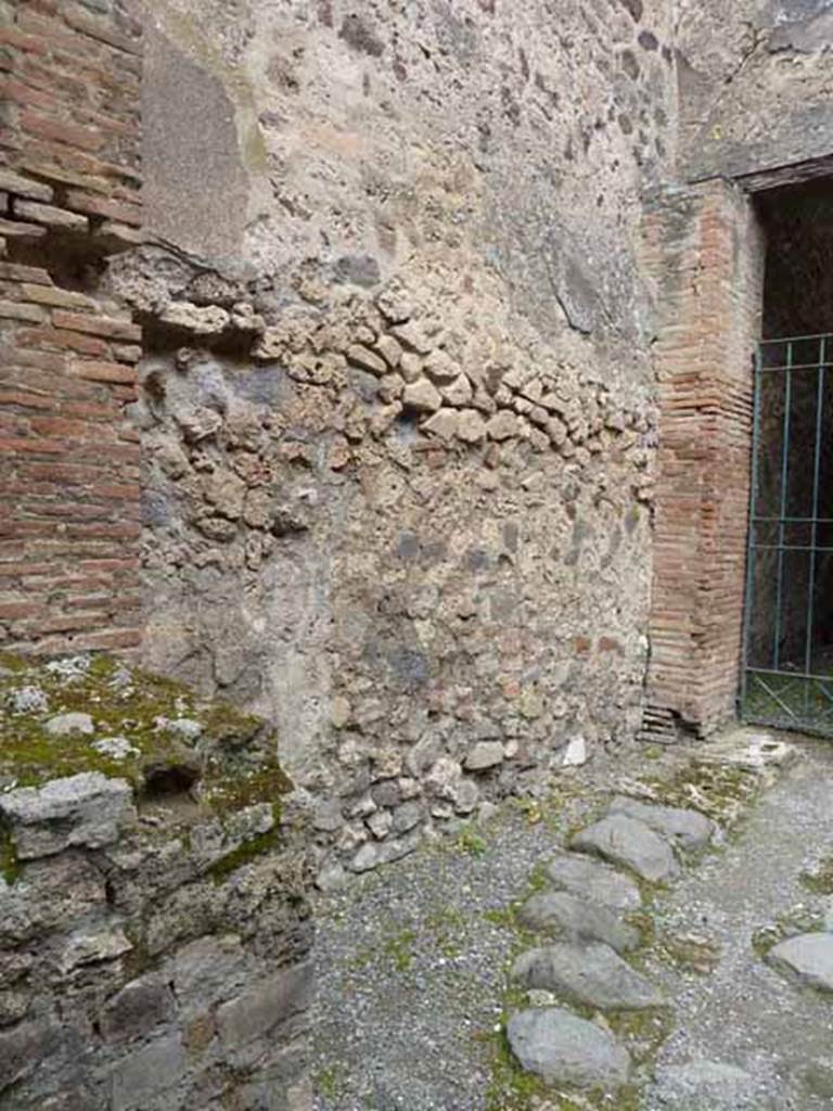 VII.1.46 Pompeii. May 2010.
North wall of entrance room 16 leading to corridor 15 to rear.