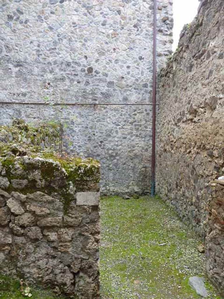 VII.1.46 Pompeii. May 2010. Doorway to cubiculum “b” on south side of entrance.