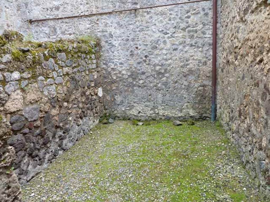 VII.1.46 Pompeii. May 2010. Looking south into cubiculum “b” on right of entrance.