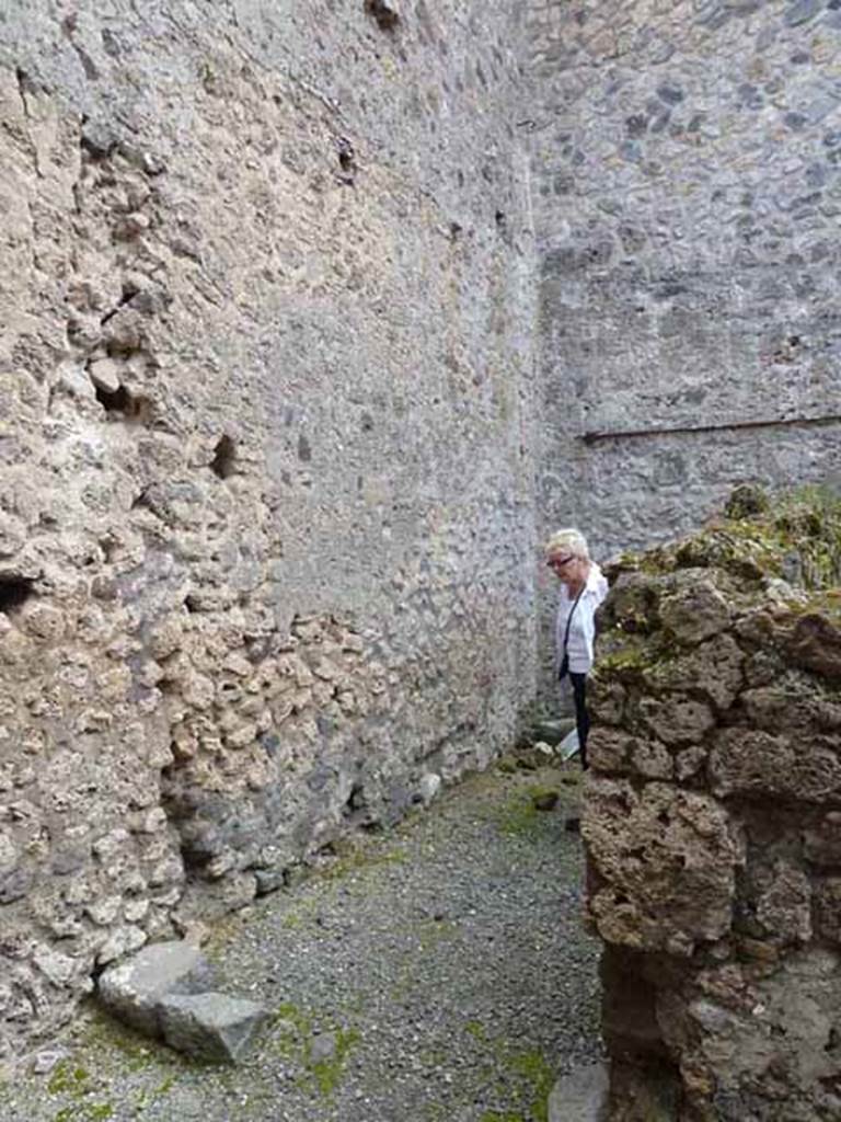 VII.1.46 Pompeii. May 2010. Doorway to rear room “a” on right of entrance room 16.