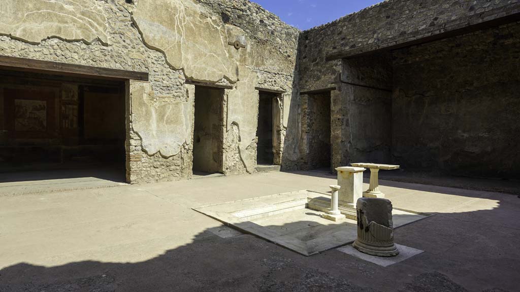 VII.1.47 Pompeii. August 2021.
North side of Atrium 3, with Exedra 10, on left, and Tablinum 6, on right. Photo courtesy of Robert Hanson.