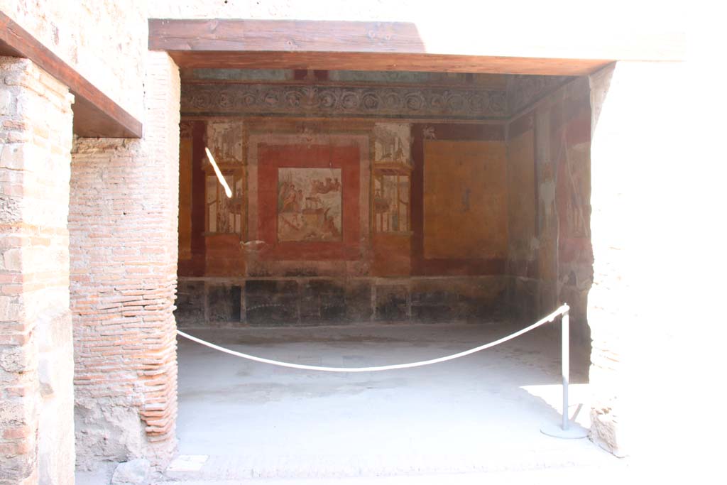 VII.1.47 Pompeii. September 2017. Looking north through doorway into Exedra 10.
Photo courtesy of Klaus Heese.