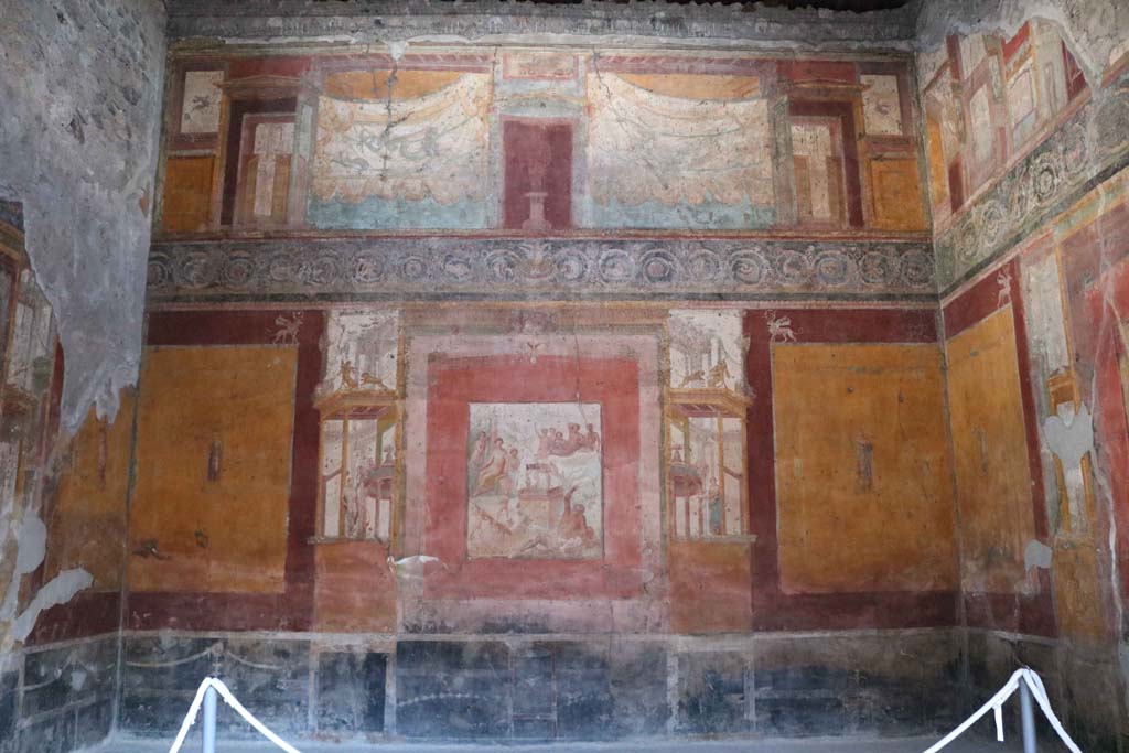 VII.1.47 Pompeii. December 2018. Looking north from doorway into Exedra 10. Photo courtesy of Aude Durand.