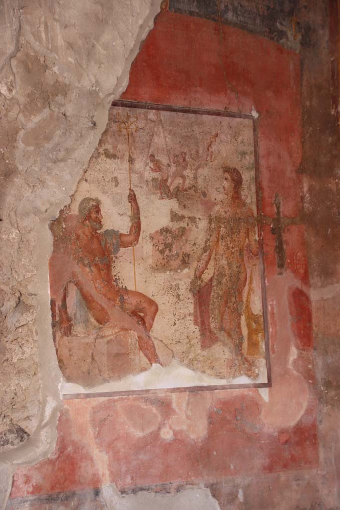 VII.1.47 Pompeii, September 2021.
Exedra 10, west wall with central painting of Apollo and Poseidon helping with the construction of the walls of Troy.
Photo courtesy of Klaus Heese.