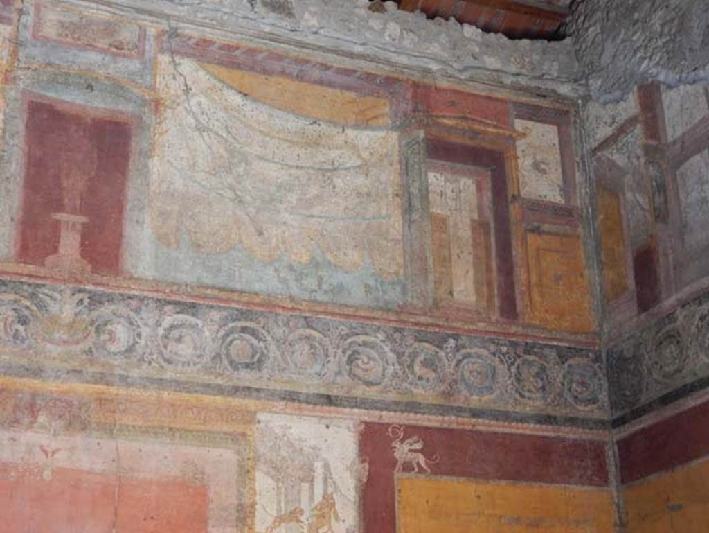 VII.1.47 Pompeii. May 2017. Exedra 10, detail from upper north wall at east end.
Photo courtesy of Buzz Ferebee.