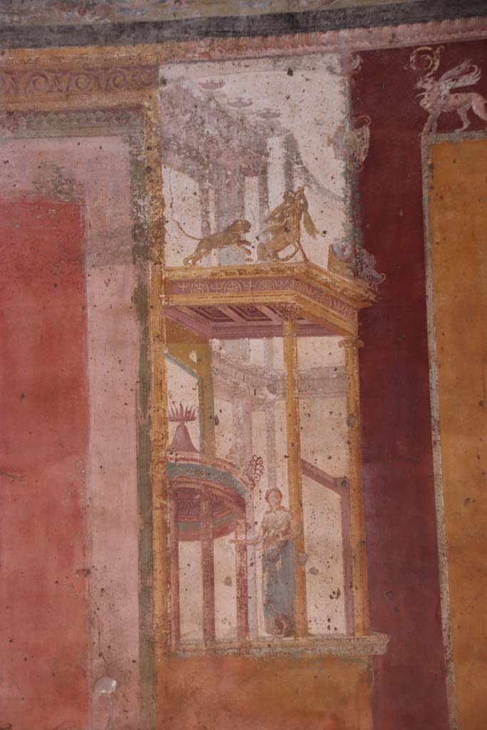 VII.1.47 Pompeii. September 2021.
Exedra 10, detail figure of muse (Clio or Calliope?) in painted architectural decoration on east side of central painting on north wall.
Photo courtesy of Klaus Heese.