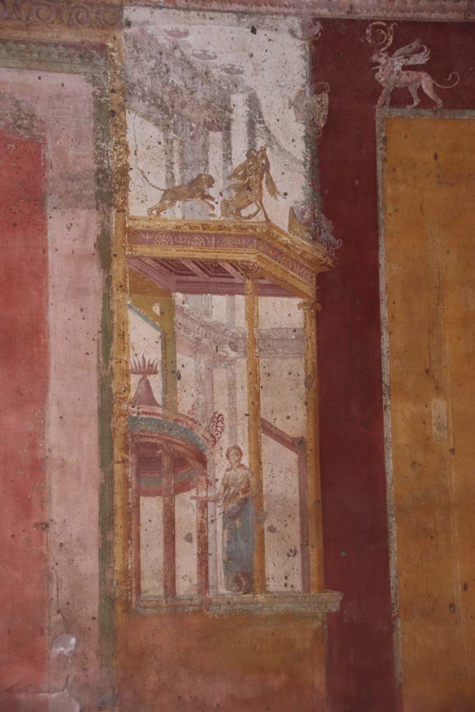 VII.1.47 Pompeii. September 2017.
Exedra 10, detail figure of muse (Clio or Calliope?) in painted architectural decoration on east side of central painting on north wall.
Photo courtesy of Klaus Heese.