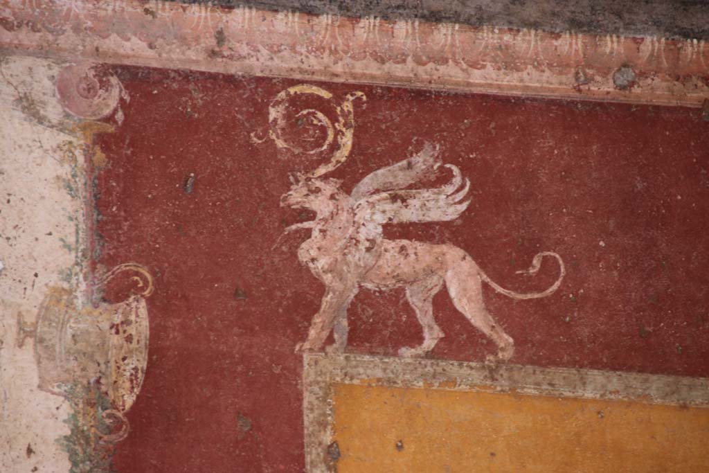 VII.1.47 Pompeii, September 2017. Exedra 10, detail of painted griffin, from upper east end of north wall. Photo courtesy of Klaus Heese.