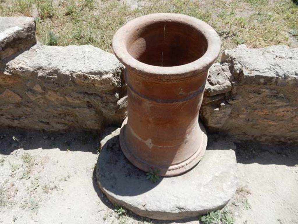 VII.1.47 Pompeii. May 2017. Terracotta puteal in wall of peristyle garden, looking south. Photo courtesy of Buzz Ferebee.