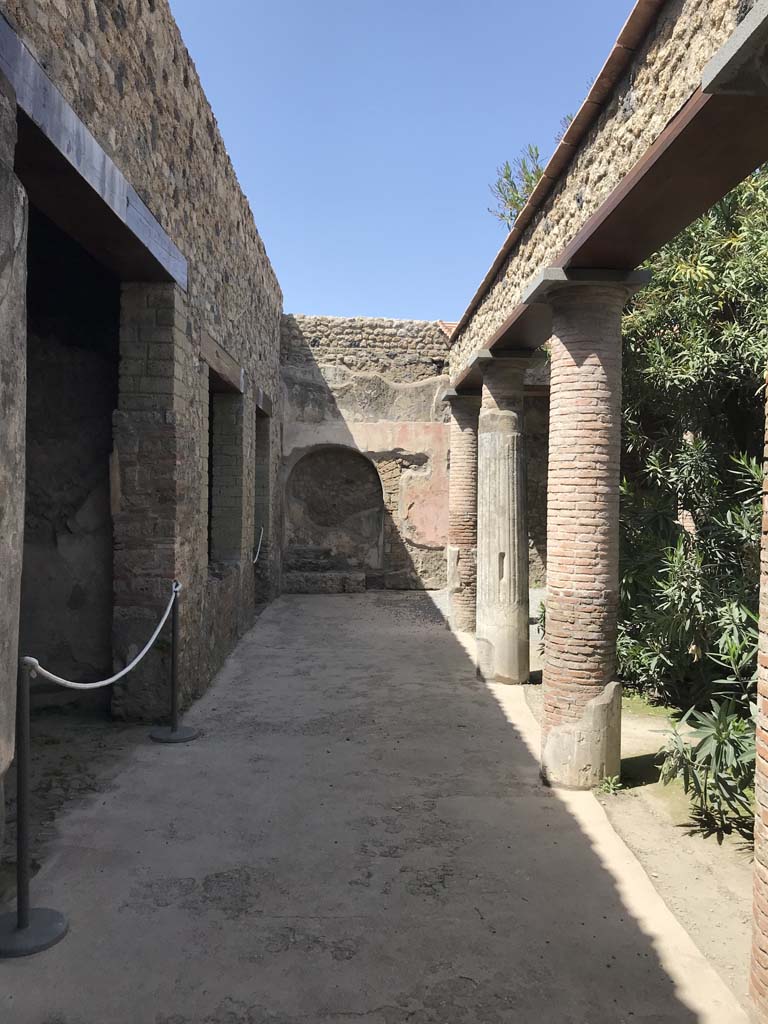 VII.1.47/25 Pompeii. April 2019.
Looking north across west side of peristyle 31 in VII.1.25, from steps up from peristyle 19.
Photo courtesy of Rick Bauer.