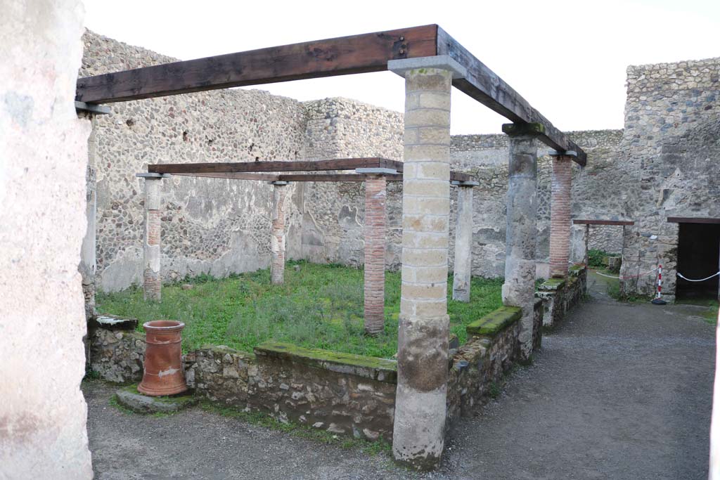 VII.1.47 Pompeii. December 2018.
Peristyle 19, looking south along west portico towards doorways to room 21, with room 20, on right. Photo courtesy of Aude Durand.
