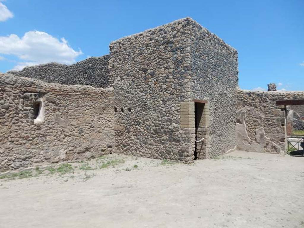 VII.1.47 Pompeii. May 2017.
Looking north-east across room 21 on south side of peristyle, with doorway to room 22 and entrance at VII.1.18, on right.
Photo courtesy of Buzz Ferebee.