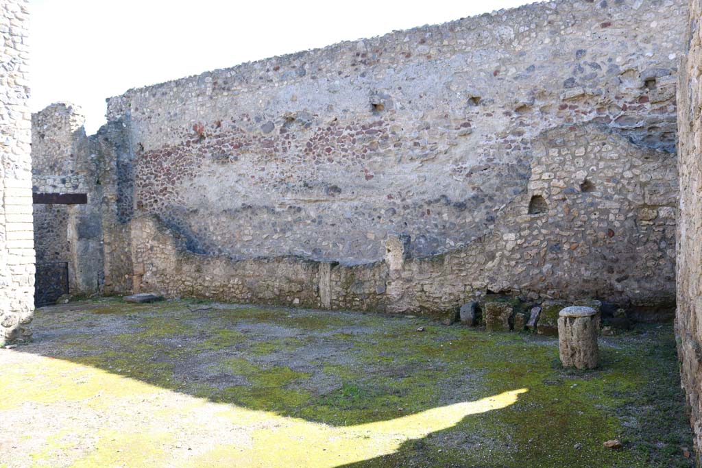 VII.1.47, Pompeii. December 2020.
Room 21, looking towards low south wall. Behind the low wall is a narrow passage, which may be part of the Stabian Baths.
Photo courtesy of Aude Durand.