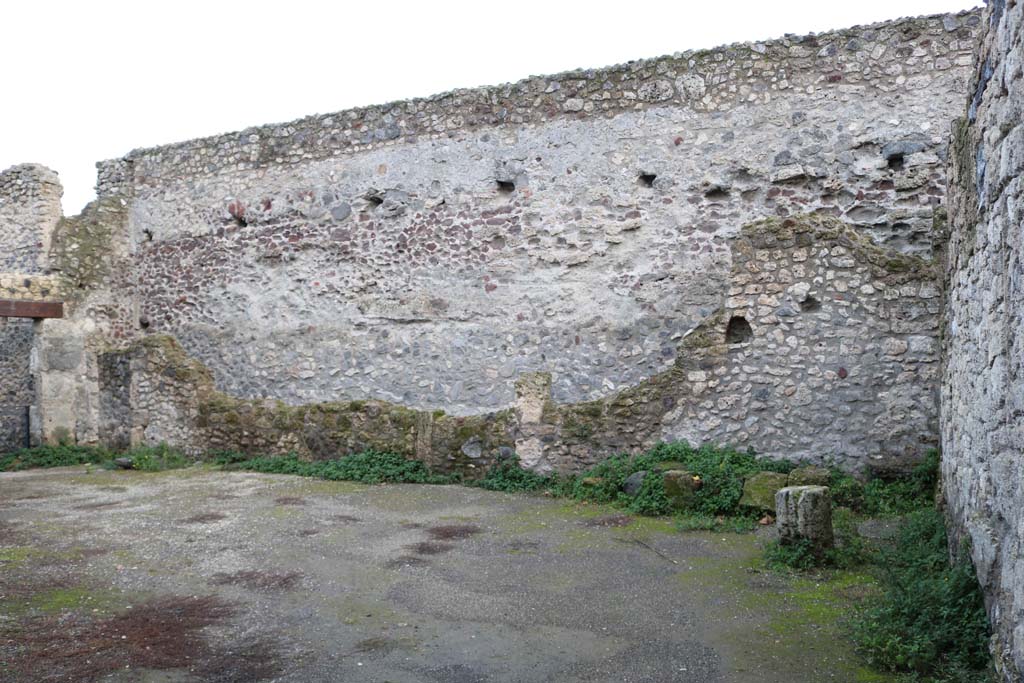 VII.1.47 Pompeii. December 2018.
Room 21, looking towards low south wall. Behind the low wall is a narrow passage, which may be part of the Stabian Baths
Photo courtesy of Aude Durand.