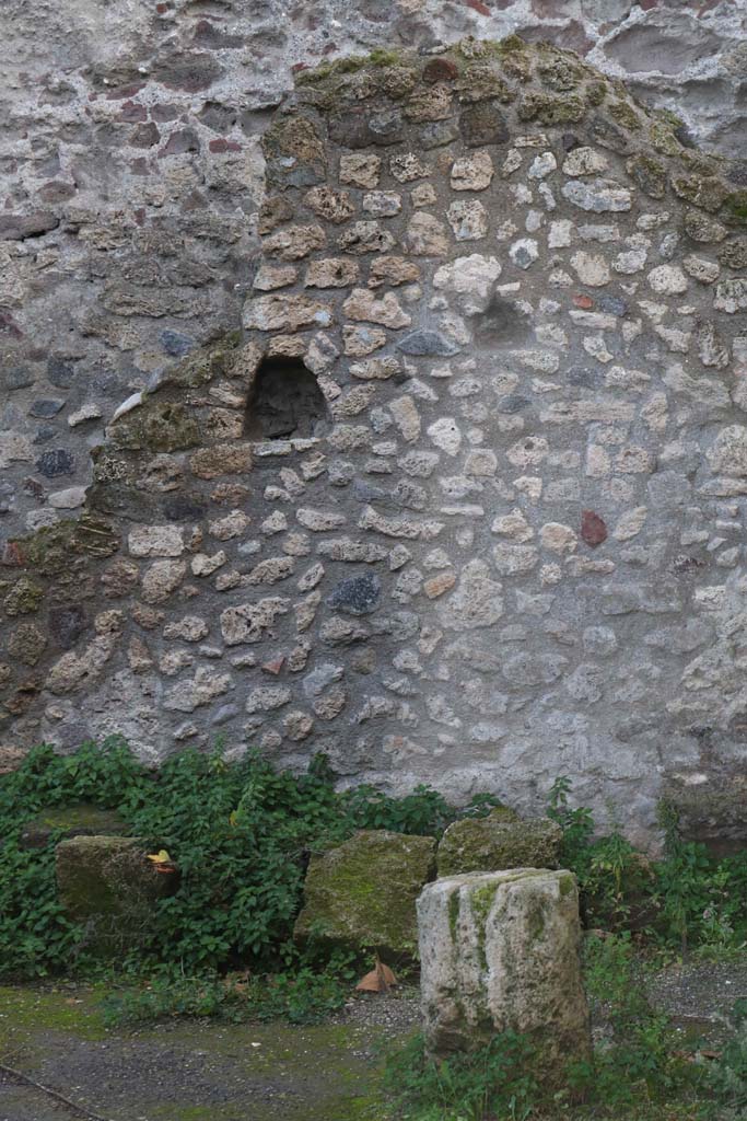 VII.1.47 Pompeii. December 2018.
Room 21, niche in south wall at west end. Photo courtesy of Aude Durand.