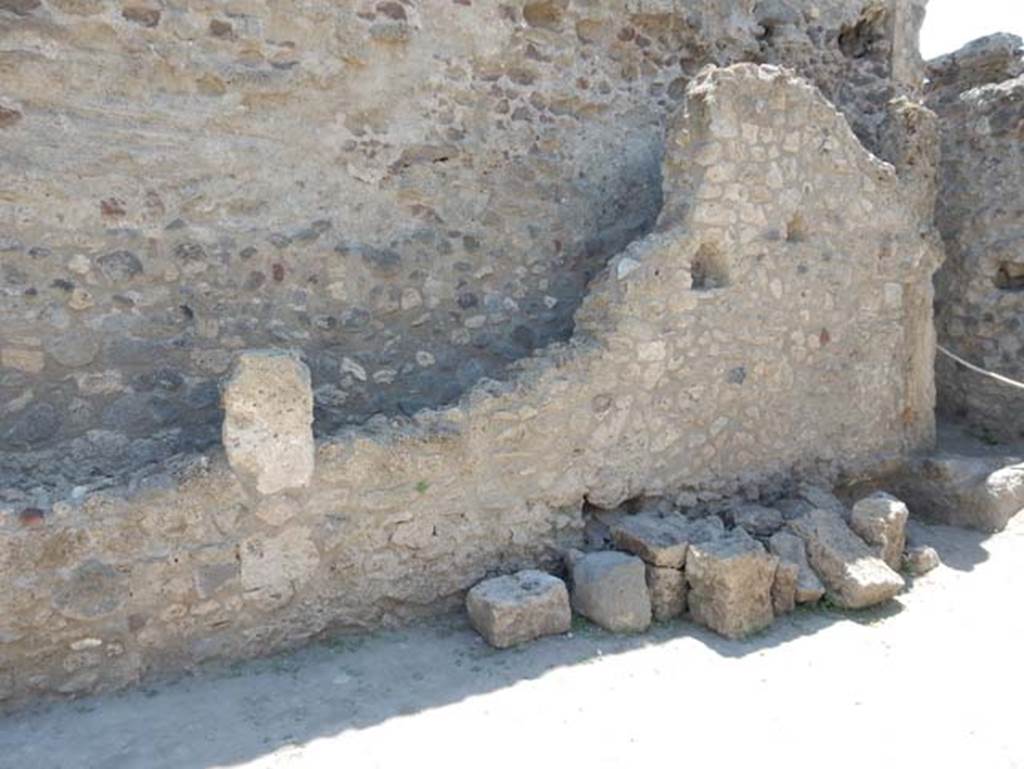 VII.1.47 Pompeii. May 2017. West end of low south wall of room 21 on south side of peristyle.
Behind the low wall is a narrow passage, which may be part of the Stabian Baths. Photo courtesy of Buzz Ferebee.