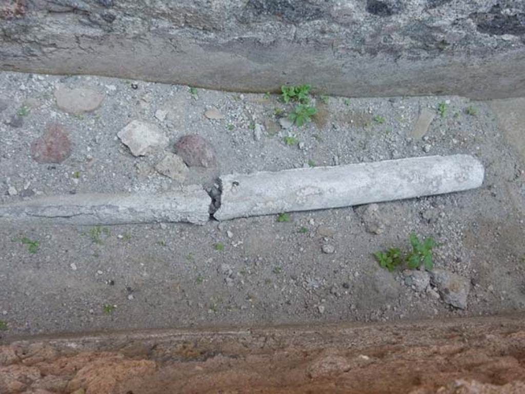 VII.1.47 Pompeii. May 2017. Detail of lead pipe in narrow passage at side of room 21.
Photo courtesy of Buzz Ferebee.