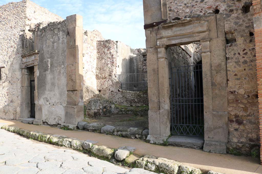 VII.1.49, Pompeii, in centre, with VII.1.48, on left, and VII.1.50, on right. December 2018.
Looking east to entrances on Vicolo del Lupanare. Photo courtesy of Aude Durand.